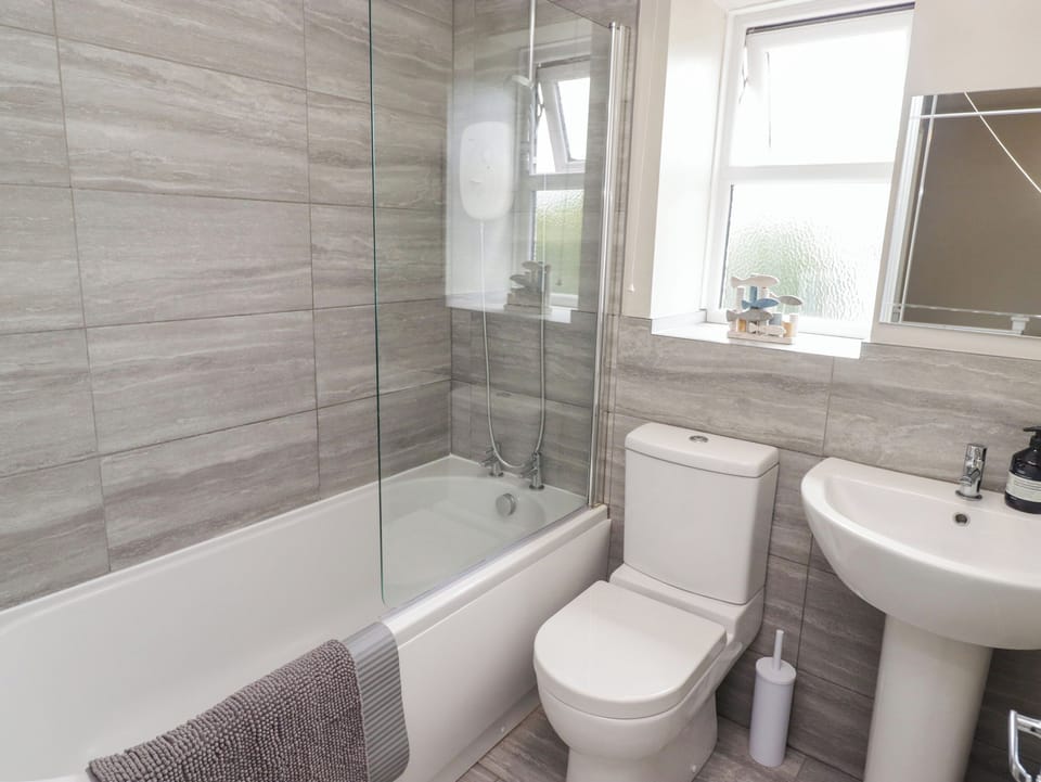 7 Cwrt Y Cadno Cottage in Llantwit Major