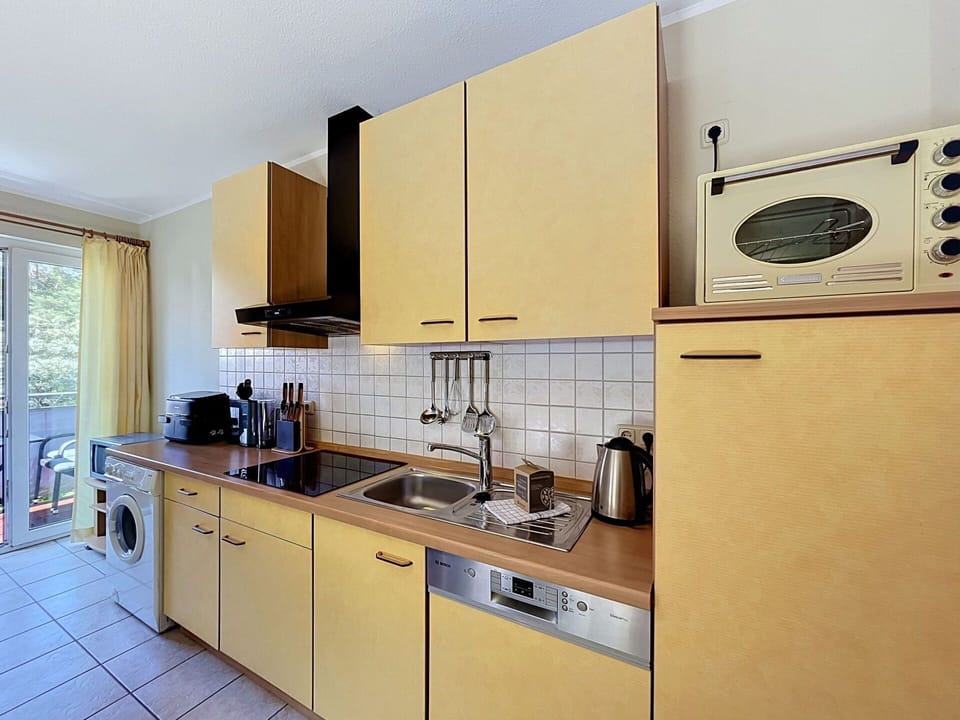 Kitchen, Kitchen Appliance, Major Appliance, Countertop, Kitchen Sink, Wood, Interior Design, Flooring, Cabinetry, Kitchen Stove