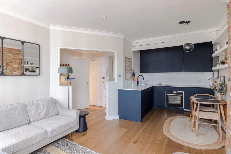 Apartment, Multiple Beds, Kitchen, City View (Cleveland St 18, B) | Living area