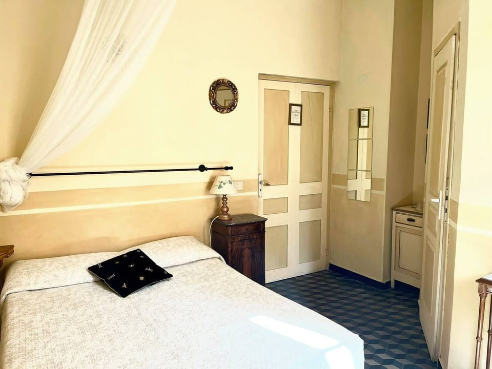 Classic Double Room | Hypo-allergenic bedding available, minibar, WiFi (free)