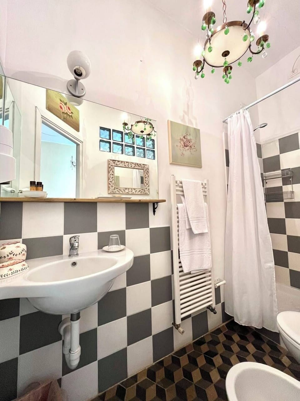 Classic Double Room | Bathroom | Shower, towels, soap, toilet paper