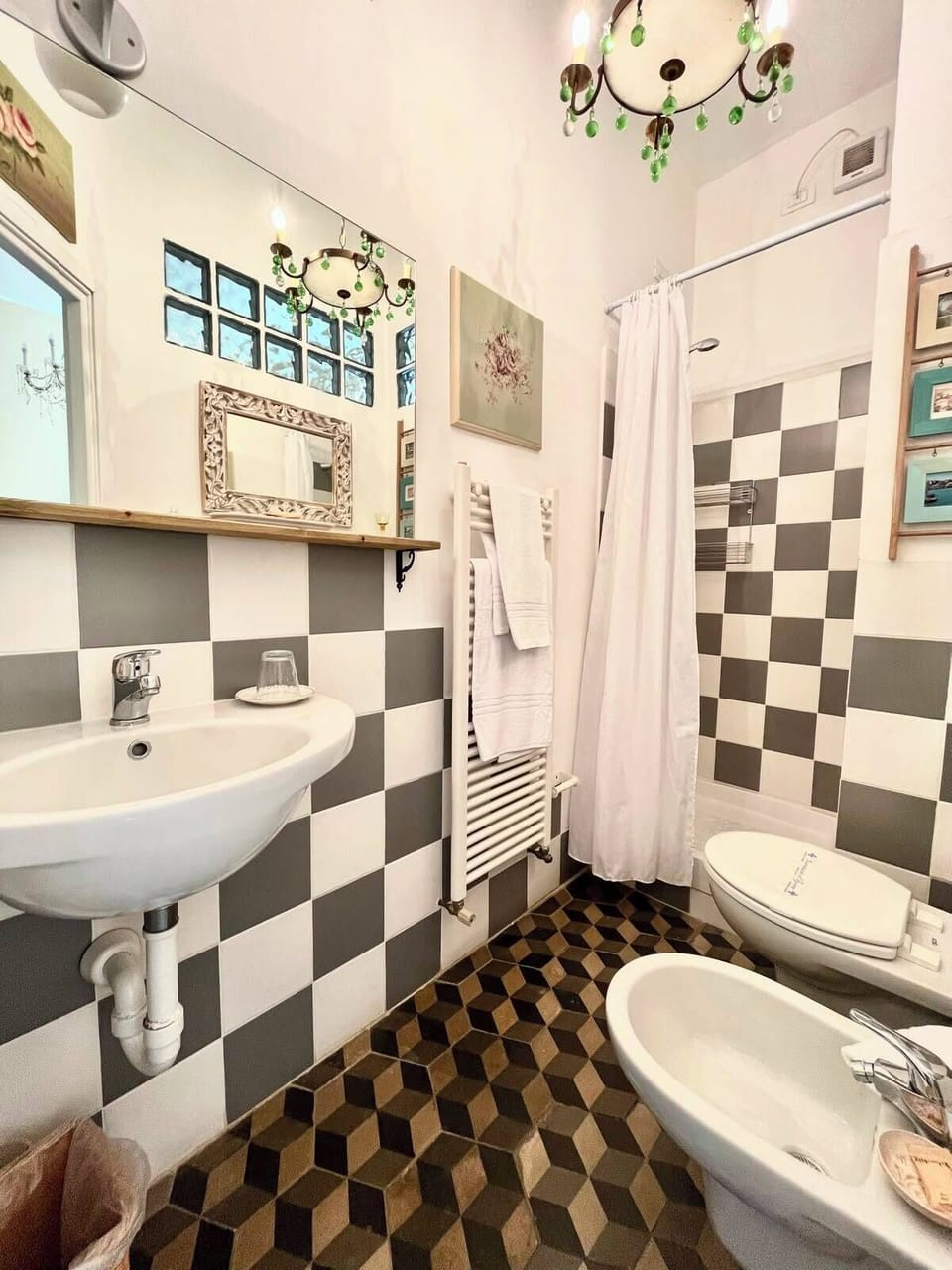 Classic Double Room | Bathroom | Shower, towels, soap, toilet paper