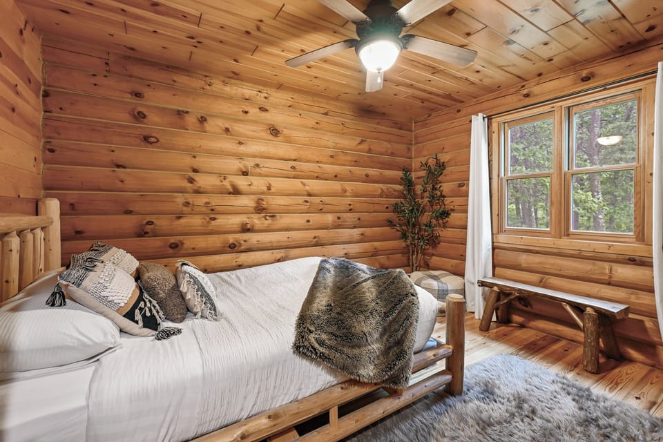 Spacious loft featuring two queen beds and extra seating