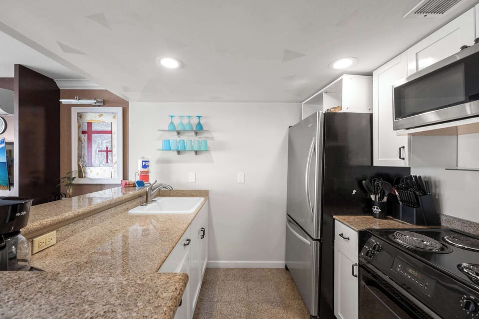 Apartment, City View (1 Bedroom) | Private kitchen | Coffee/tea maker, fridge, microwave, oven