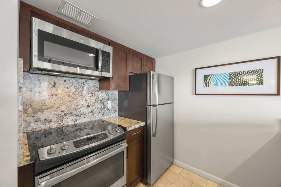 Apartment (1 Bedroom) | Private kitchen | Coffee/tea maker, fridge, microwave, oven