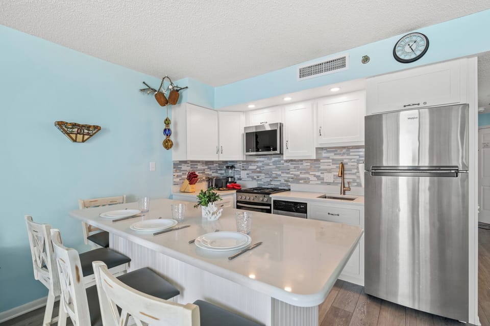 Condo, 1 Bedroom, Balcony, Oceanfront (1713) | Private kitchen | Full-size fridge, microwave, oven, stovetop
