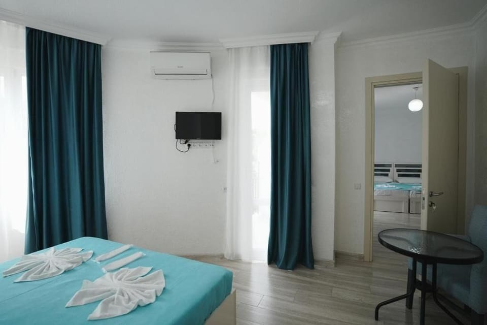 Family Room, Balcony, Courtyard View | WiFi (free)