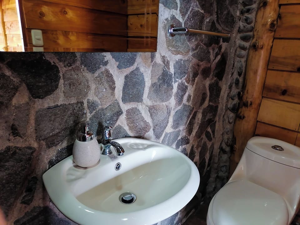 Comfort Cabin | Bathroom | Rainfall showerhead, towels, soap, shampoo