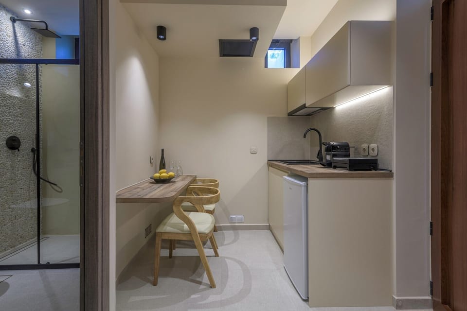 Studio | Private kitchen | Mini-fridge, cookware/dishes/utensils