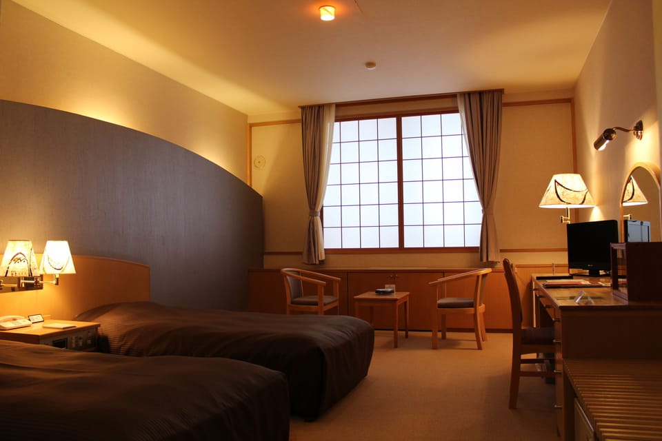Twin Room, Non Smoking | In-room safe, desk, bed sheets