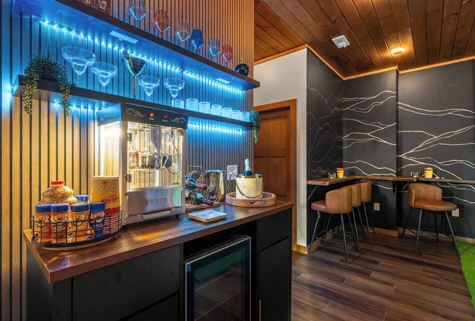 [Wine bar] Popcorn machine & wine fridge
