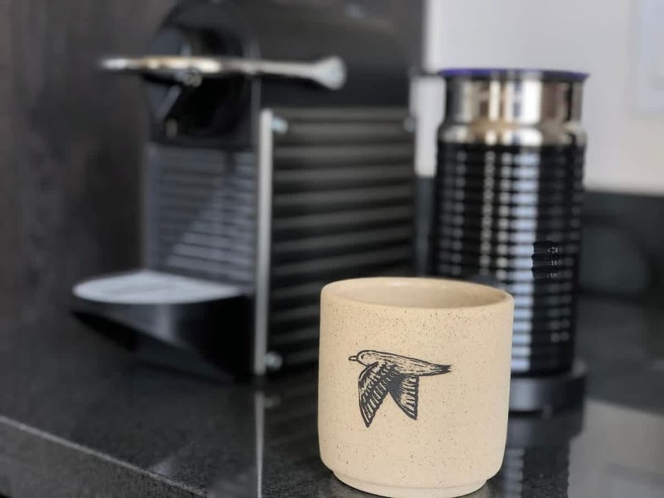 cafetera Nespresso y taza Pardela