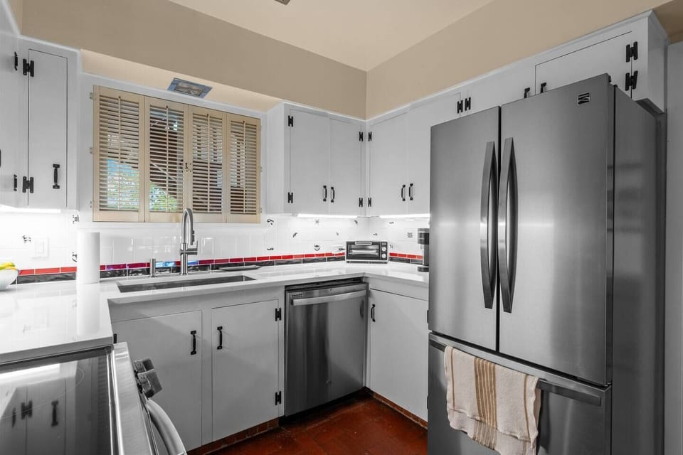All new appliances. Anasazi tiles in backsplash. Very efficient design can handle large parties.