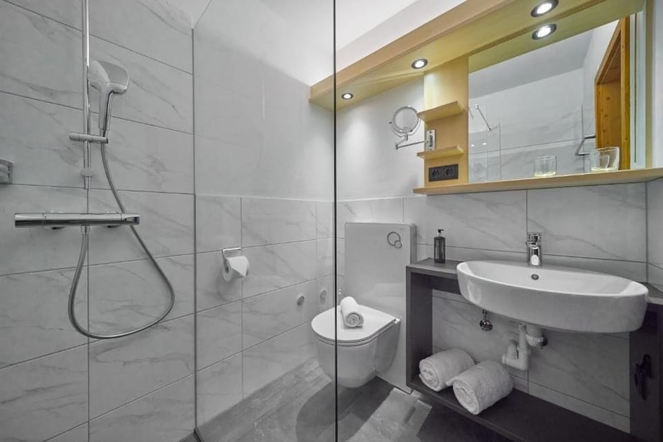 Comfort Double Room, Balcony, Mountain View | Bathroom | Shower, free toiletries, hair dryer, bathrobes