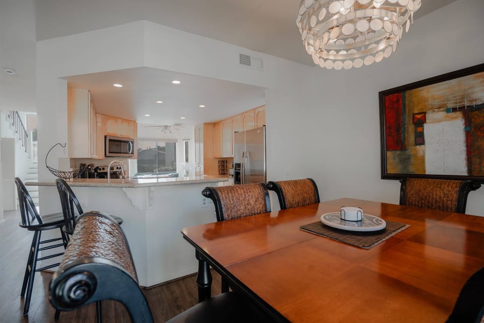 Dining area adjacent to the kitchen