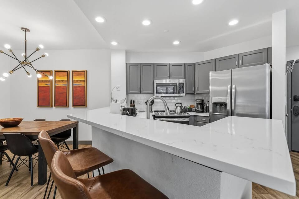 Fully equipped kitchen with bar seating