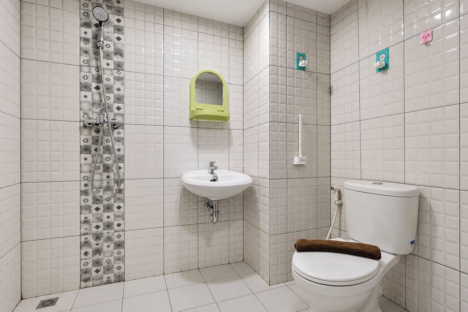 Standard Studio | Bathroom