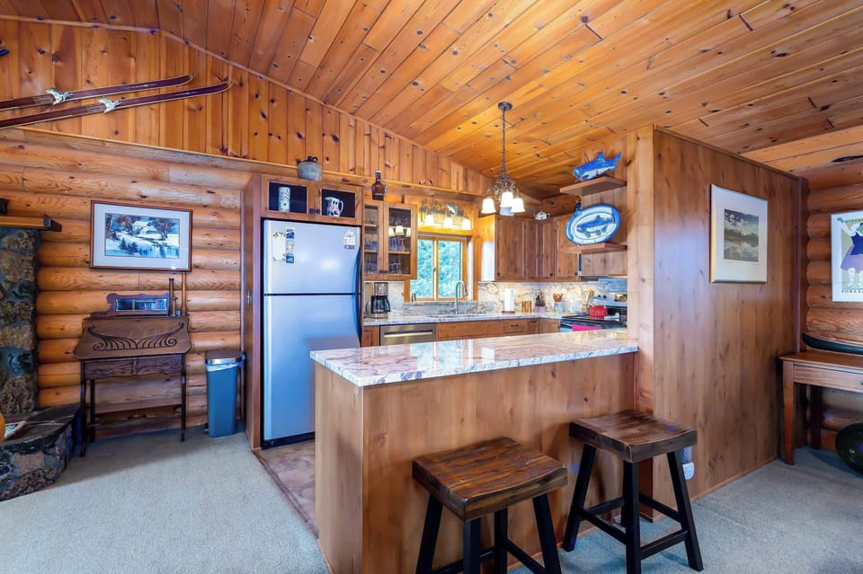 Kitchen with breakfast bar