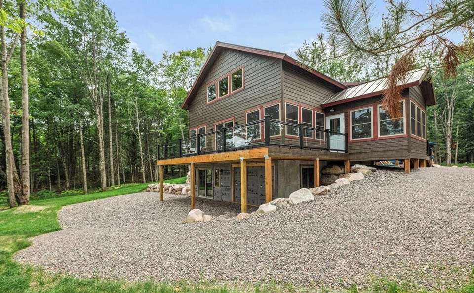 Lakefront Loon Lodge (720)