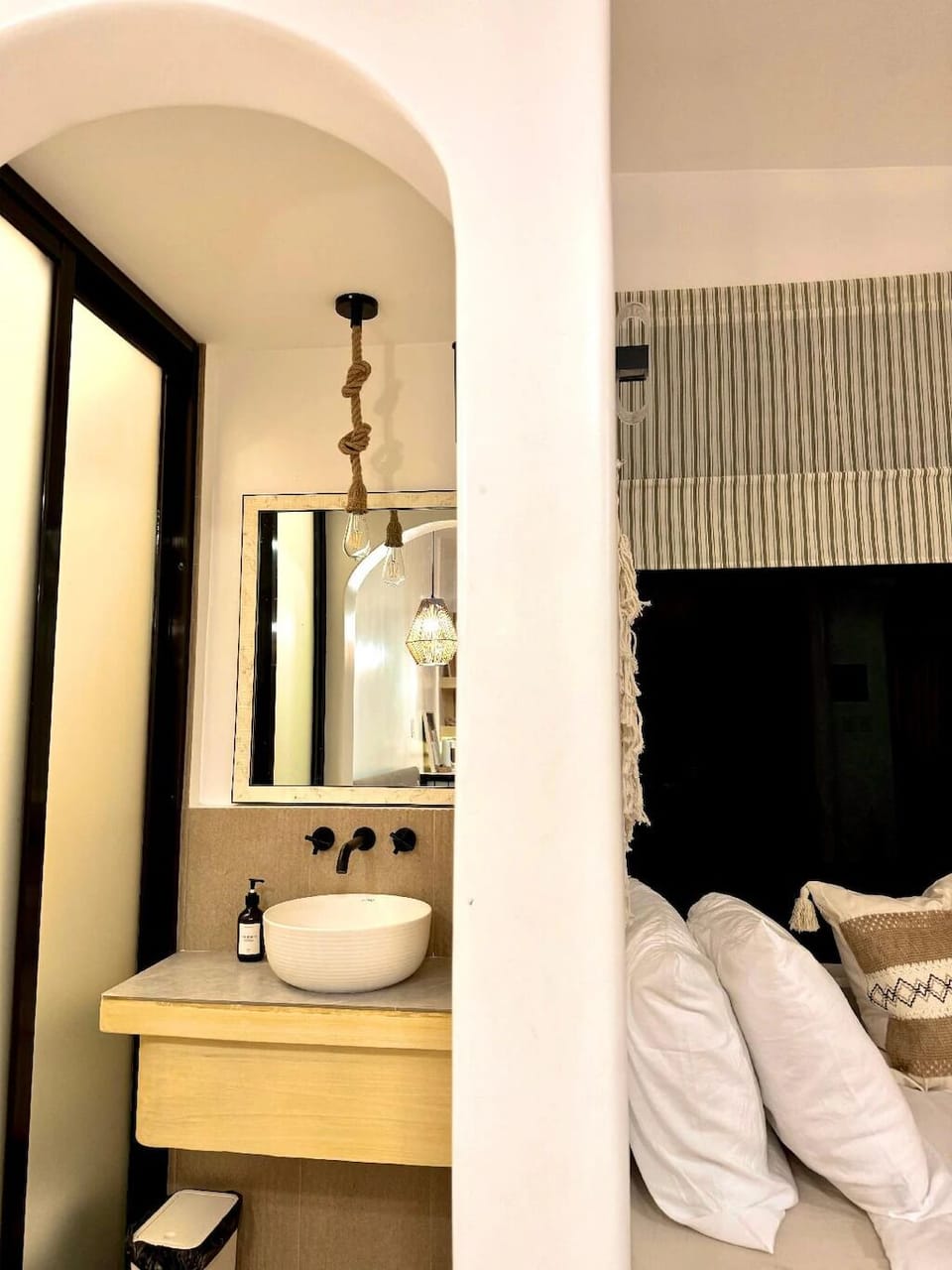 Deluxe Suite, Garden View | In-room safe, blackout drapes, WiFi (free), bed sheets