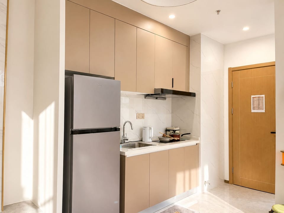 Classic Studio Suite | Private kitchen | Oven, stovetop, cookware/dishes/utensils