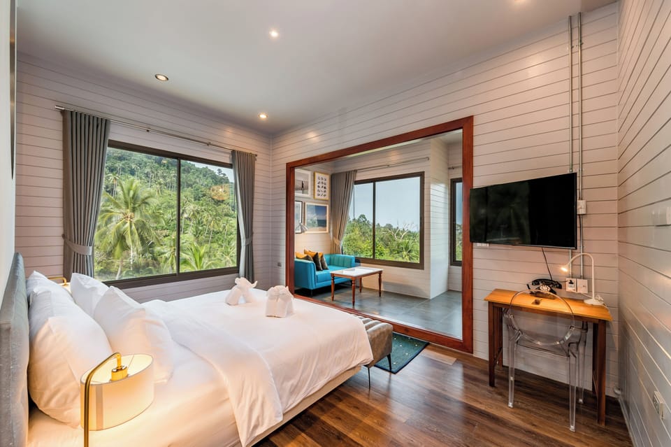 Superior Suite, Sea View | In-room safe, desk, WiFi (free), bed sheets