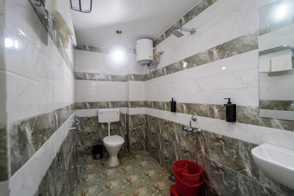 Deluxe Room | Bathroom | Shower, free toiletries, towels, soap