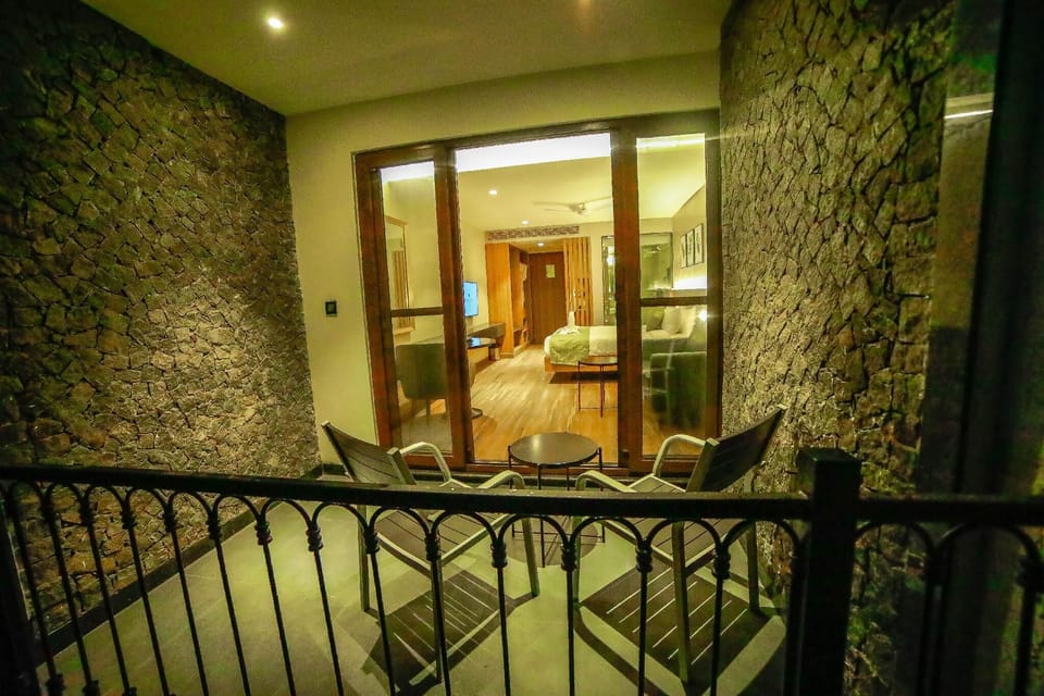 Superior Room, Balcony, Mountain View | In-room safe, desk, iron/ironing board (on request), WiFi (free)