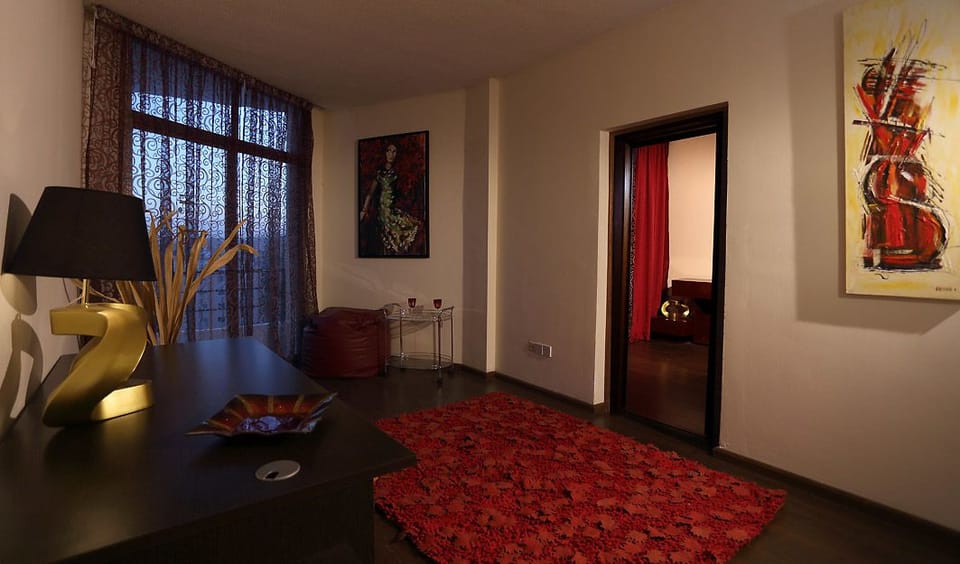 Deluxe Double or Twin Room | Desk, blackout drapes, bed sheets