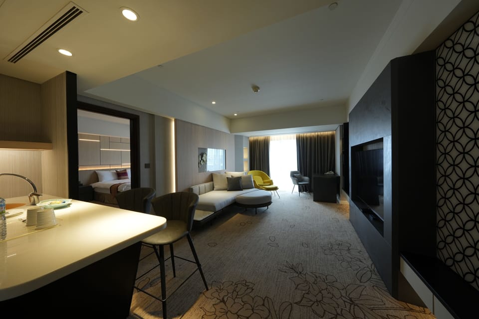 Royal Suite | Minibar, in-room safe, desk, laptop workspace