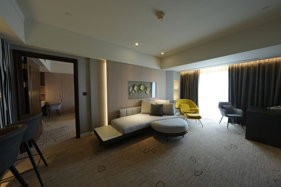 Royal Suite | Minibar, in-room safe, desk, laptop workspace