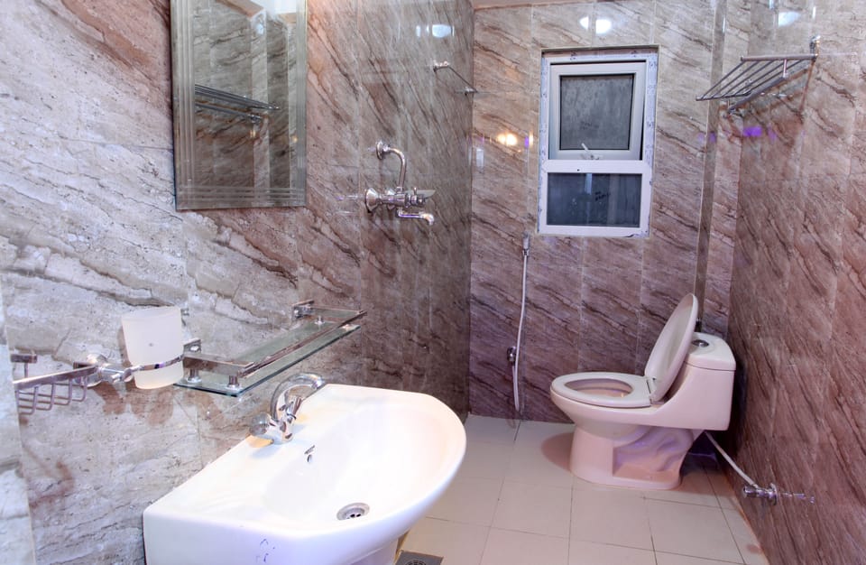 Shower, rainfall showerhead, free toiletries, hair dryer