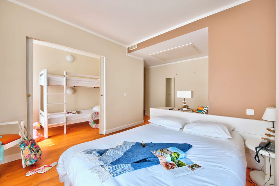Family Room | 1 bedroom, in-room safe, desk, blackout drapes