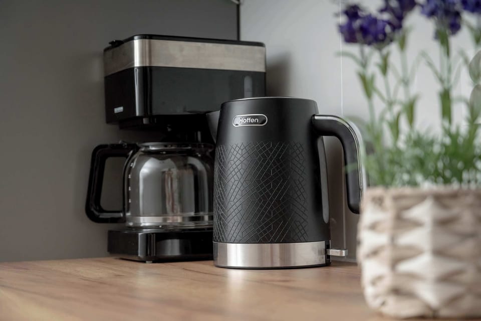 The kitchen's modern amenities ensure a comfortable stay.