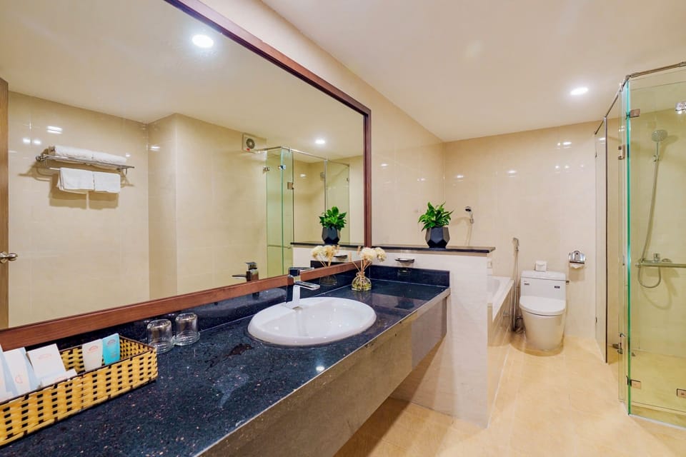 Deluxe Suite, Courtyard View | Bathroom | Separate tub and shower, free toiletries, hair dryer, slippers