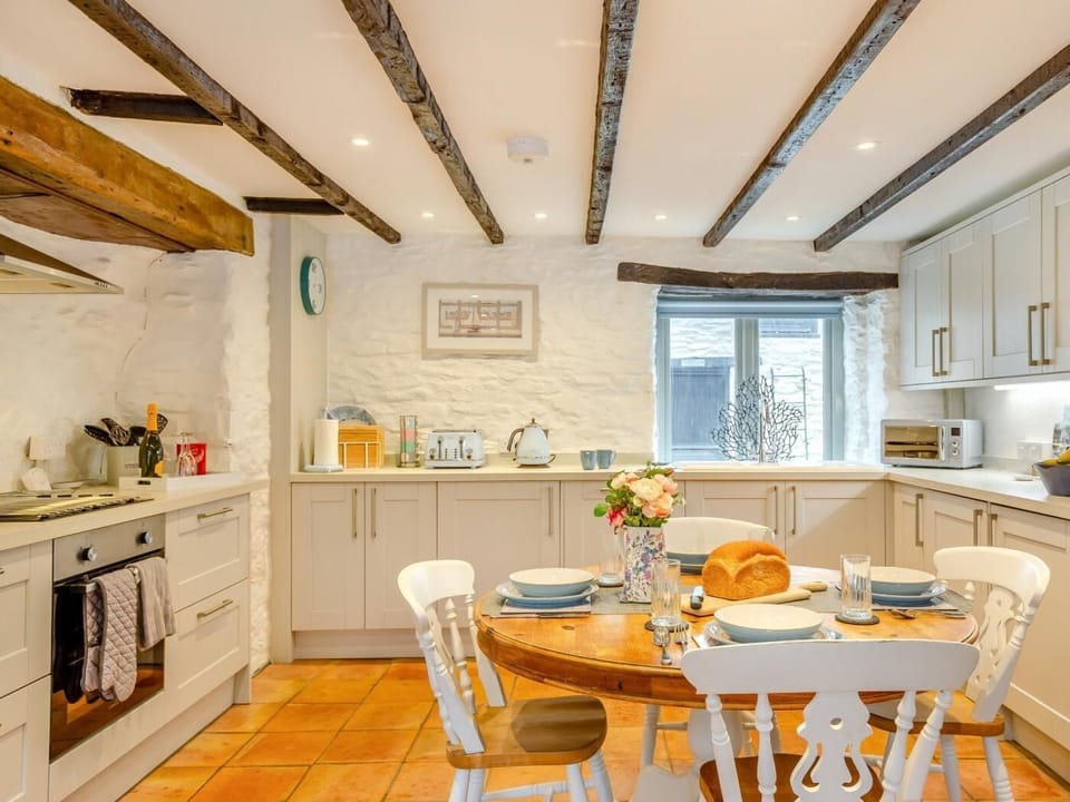 Modern, fully equipped kitchen/dining area