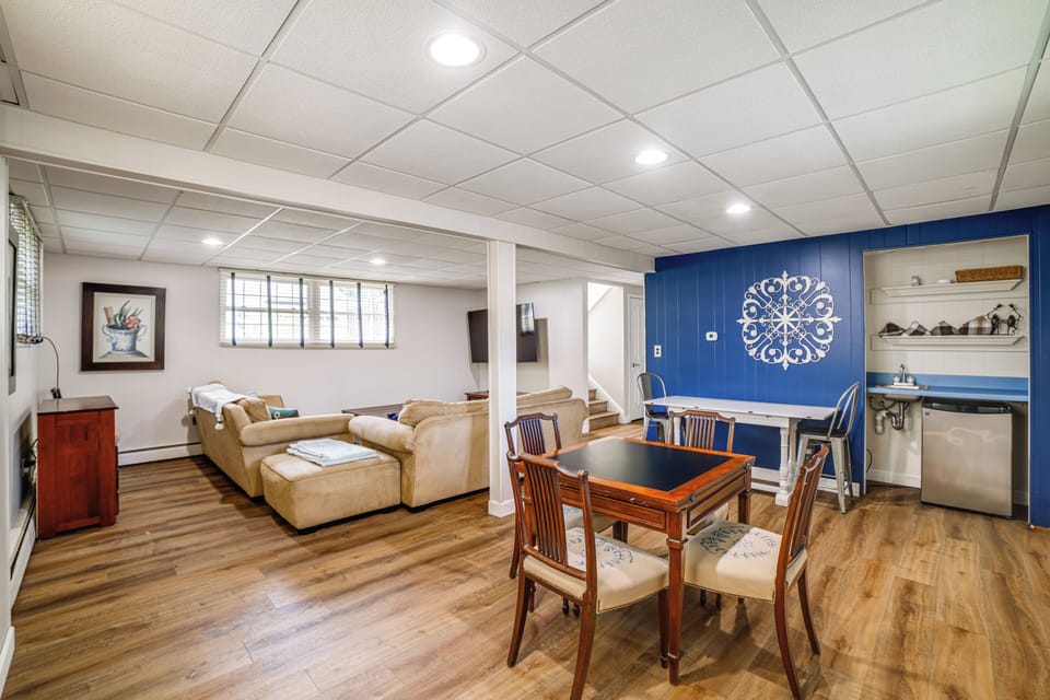 Kitchenette & Dining Area | Lower Level