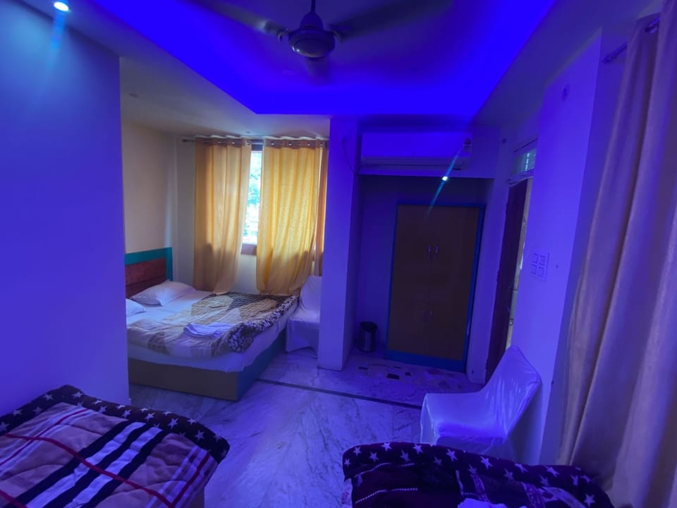 Quadruple Room | Laptop workspace, rollaway beds (surcharge), WiFi (free), bed sheets