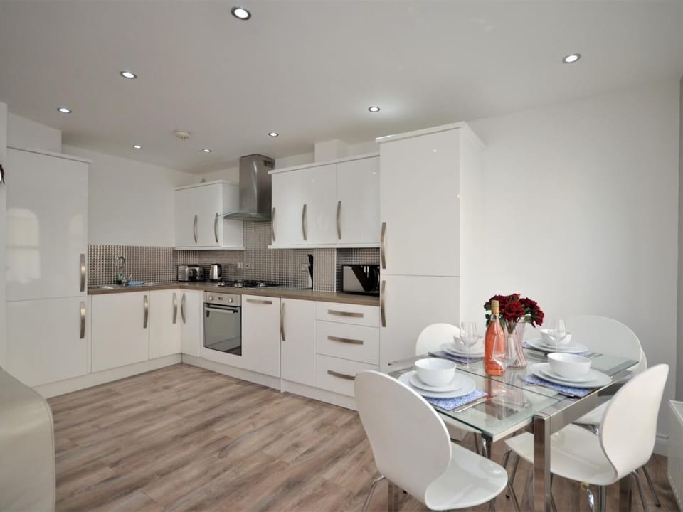  Modern Lounge/Diner/Kitchen