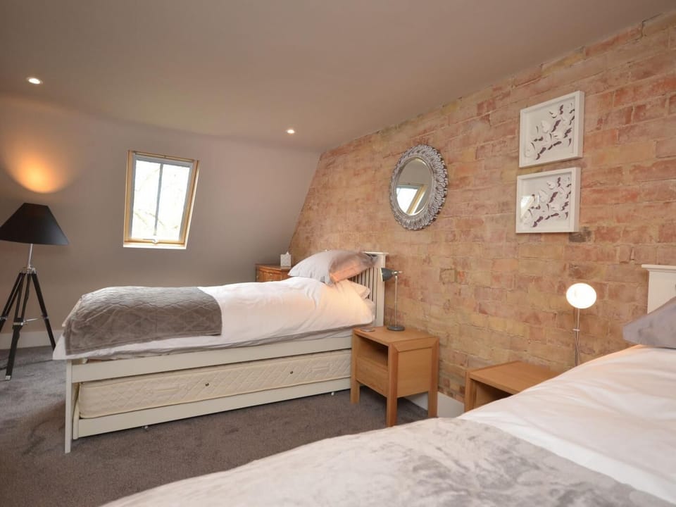 Twin bedroom with additional pull out beds