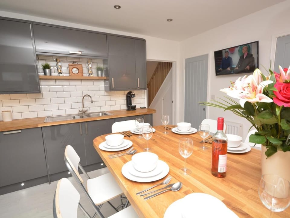 Fully equipped kitchen/diner