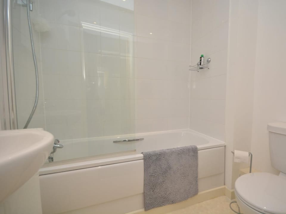 En-suite to the king-size bedroom