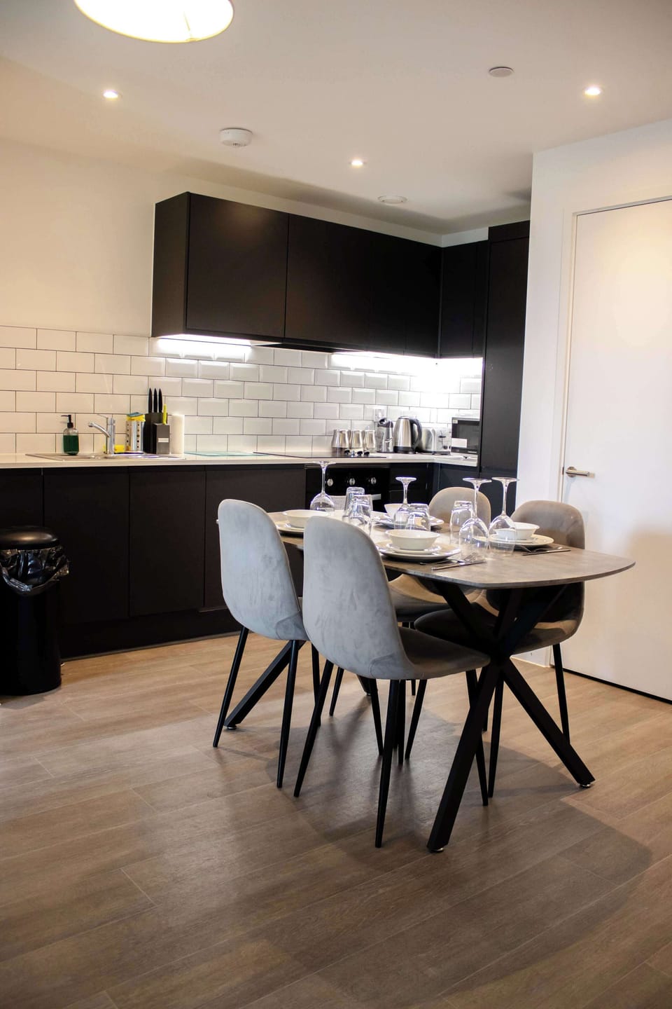 Designed for comfort and convenience, the open-plan living space combines the lounge, kitchen, and dining area. Comfortable seating, a Smart TV, and a dining table create a versatile space for work, dining, or unwinding.