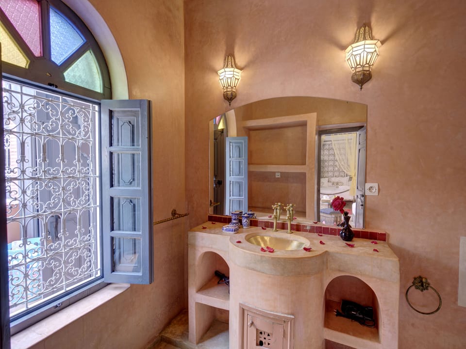 Superior Double Room | Bathroom | Free toiletries, hair dryer, bathrobes, towels