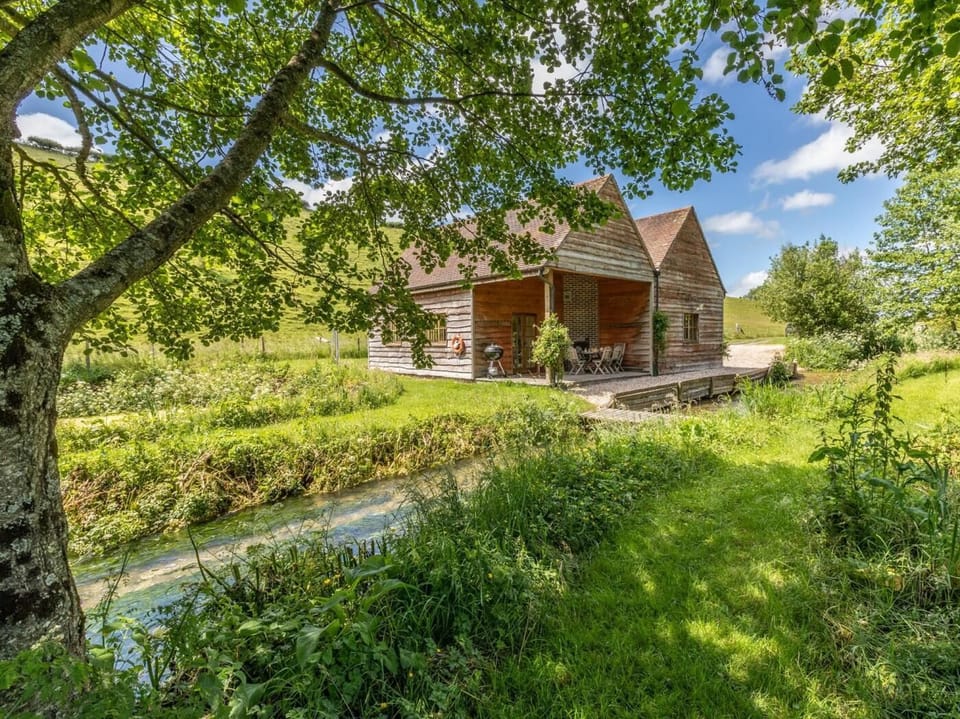 Be in harmony with nature at this stylish fishing lodge 