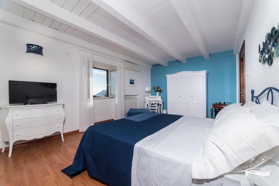Deluxe Double Room, Sea View | In-room safe, blackout drapes, iron/ironing board, WiFi (free)