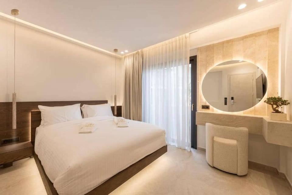 Standard Suite with Outdoor Hot Tub on Separate Area | In-room safe, WiFi (free), bed sheets