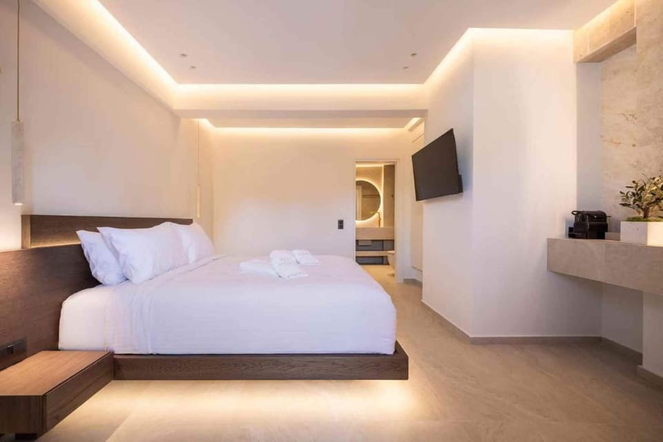Superior Suite with Outdoor Hot Tub | In-room safe, WiFi (free), bed sheets