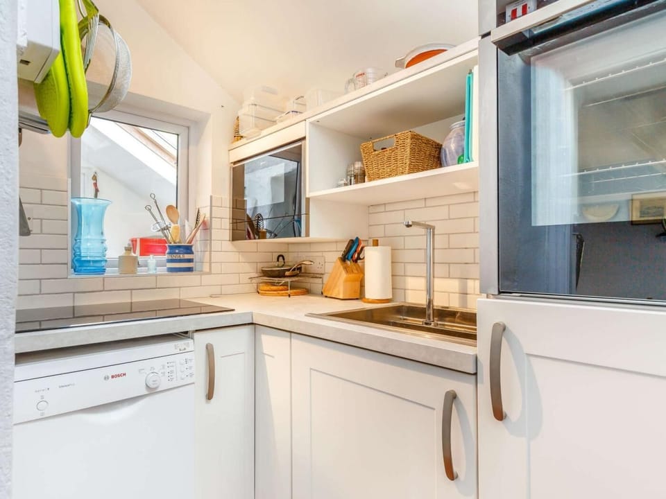 Compact but well equipped kitchen