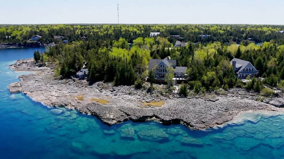 Waterfront living at its finest. The Captain’s Lookout sits right along the rocky Georgian Bay shoreline, offering incredible scenery in every direction.